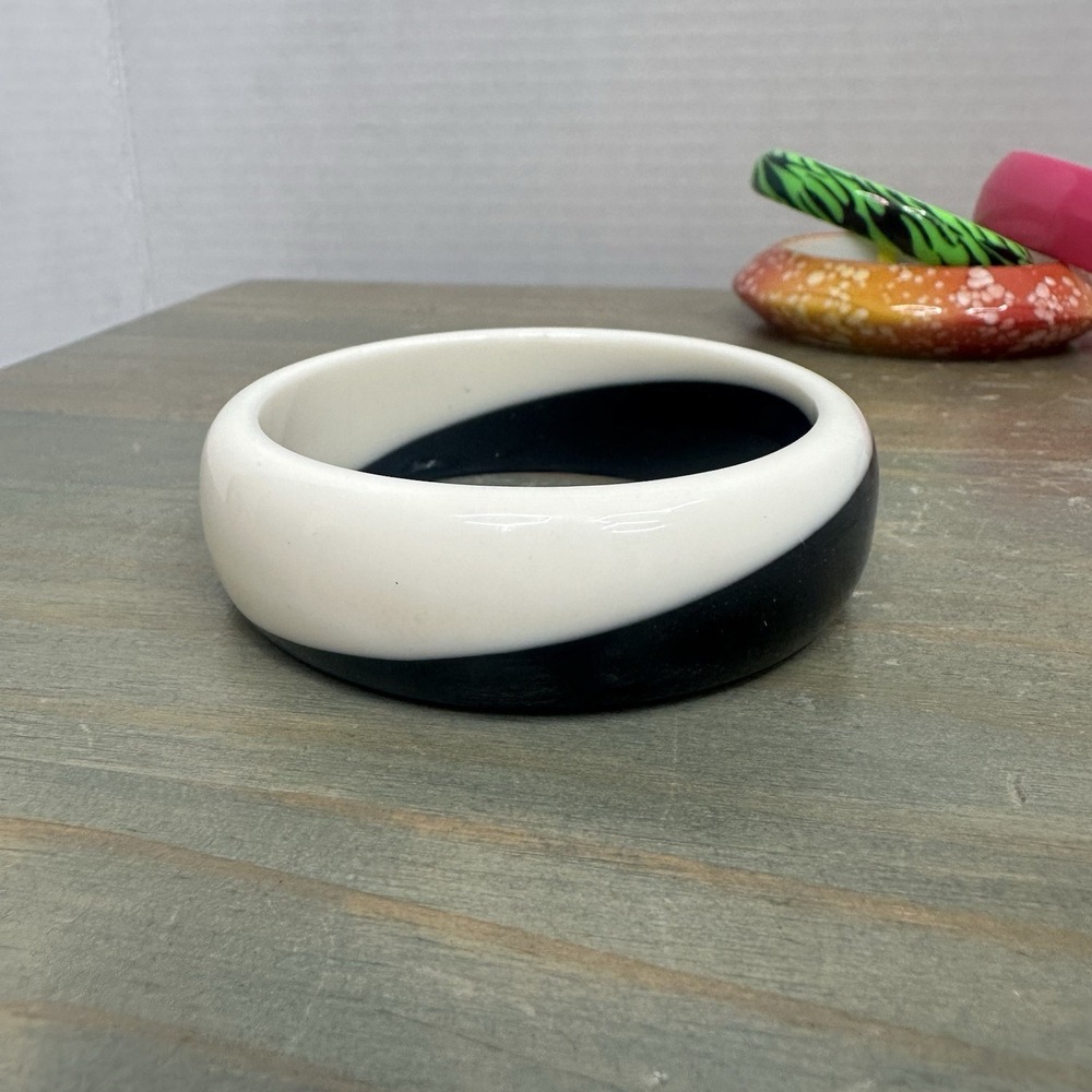 VINTAGE Retro Lucite Bangle Black White Modernist Thick Two Tone Bracelet